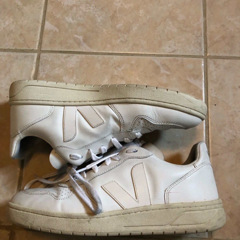 Veja V-12 Leather White Size 10